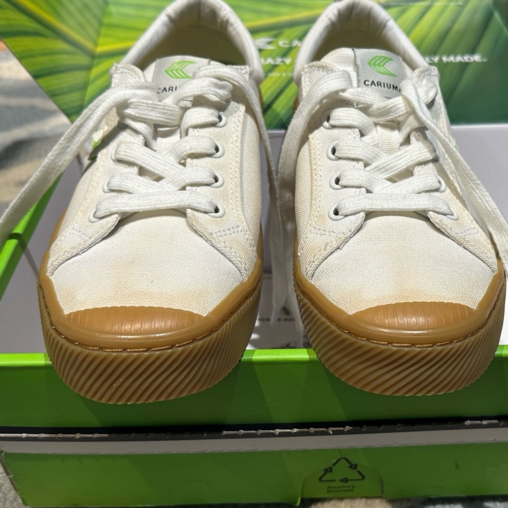 Cariuma Oca Low in Off white Gum Womens 9